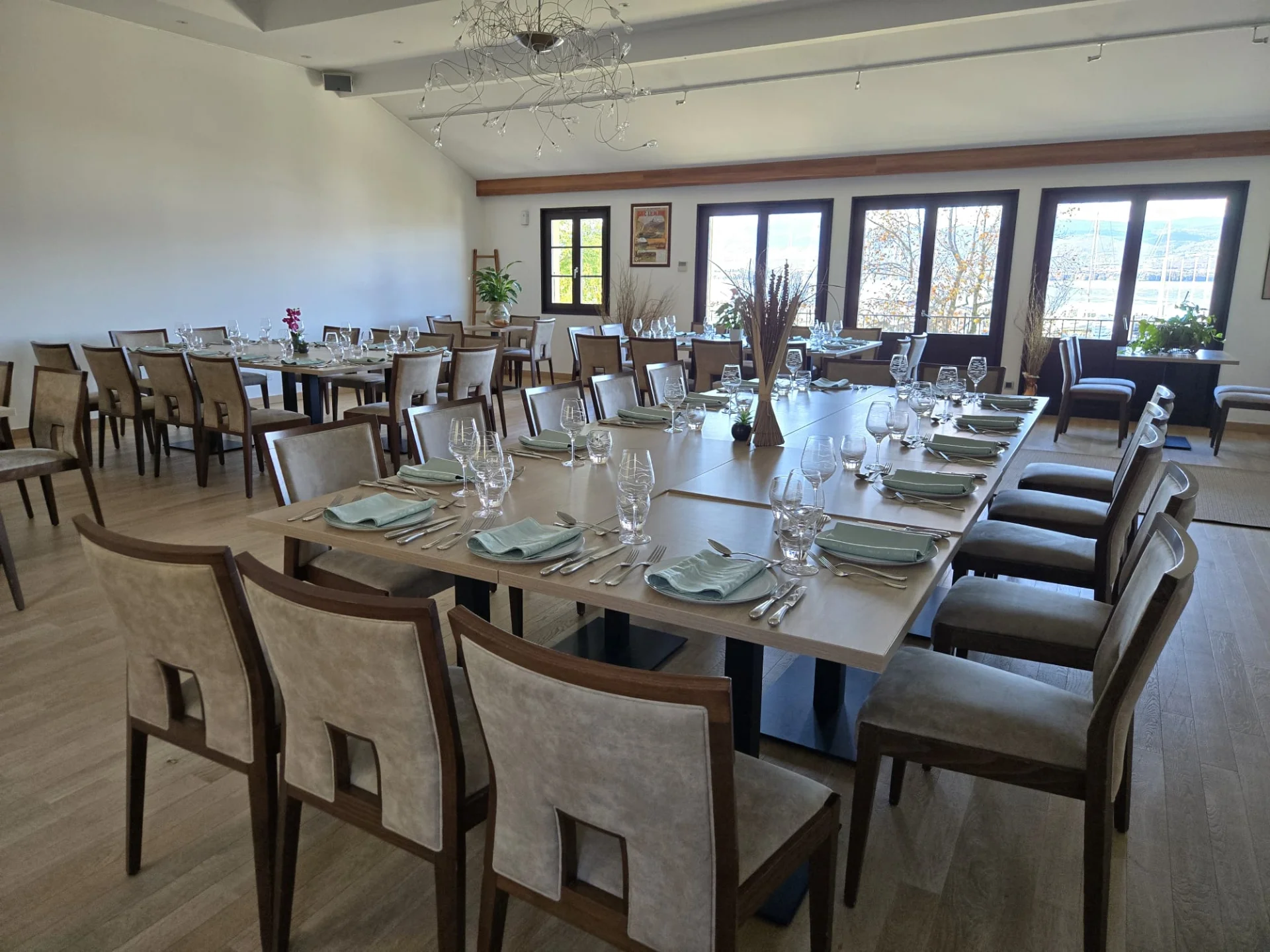 Salle privatisable du restaurant La Riviera Victoria avec grande tablée et vue lac Léman