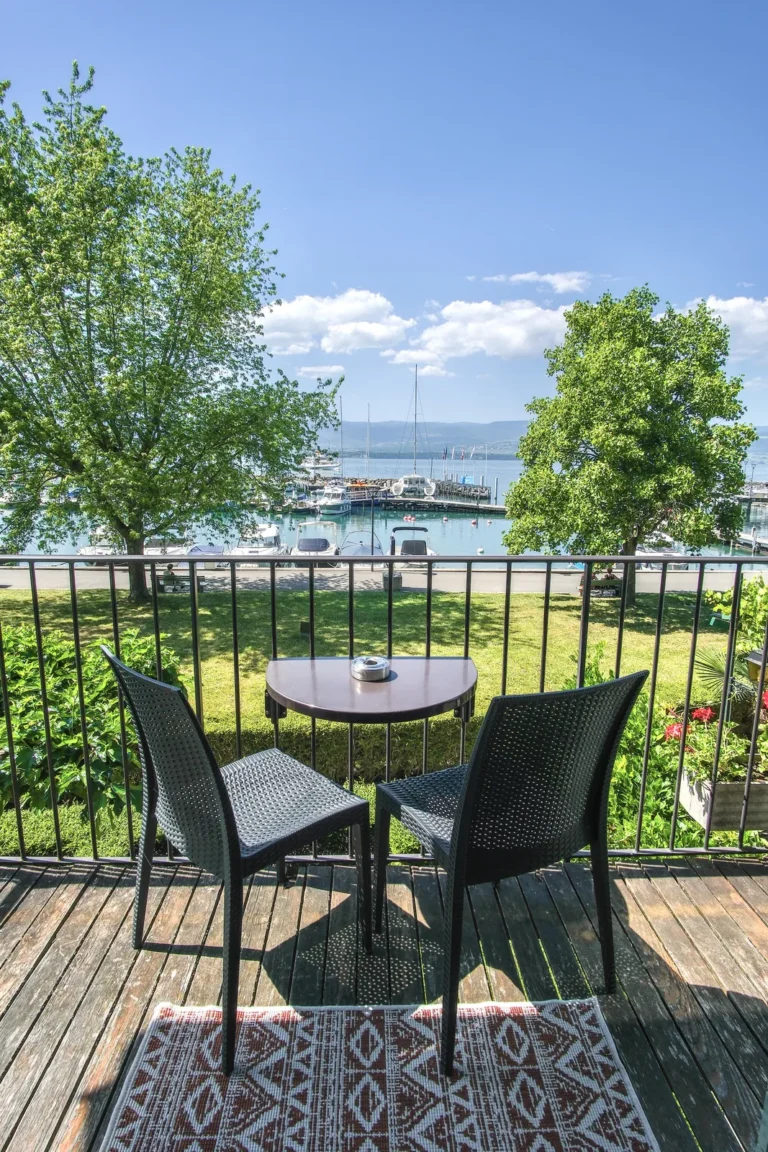 Balcon privatif en bois face au lac, hôtel La Riviera Victoria Yvoire