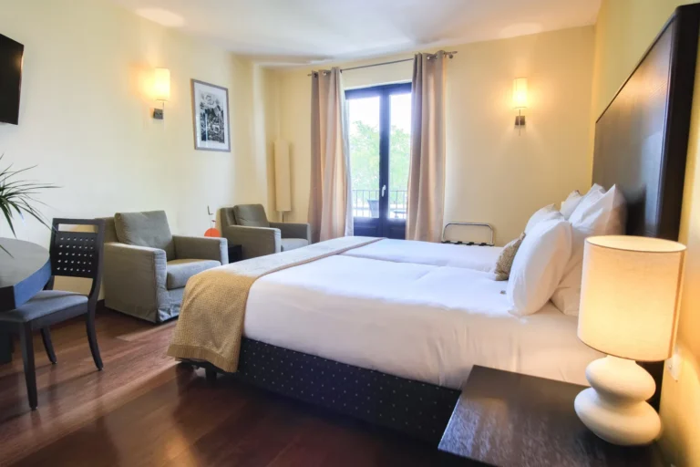 Chambre double balcon avec fauteuils et lampes design