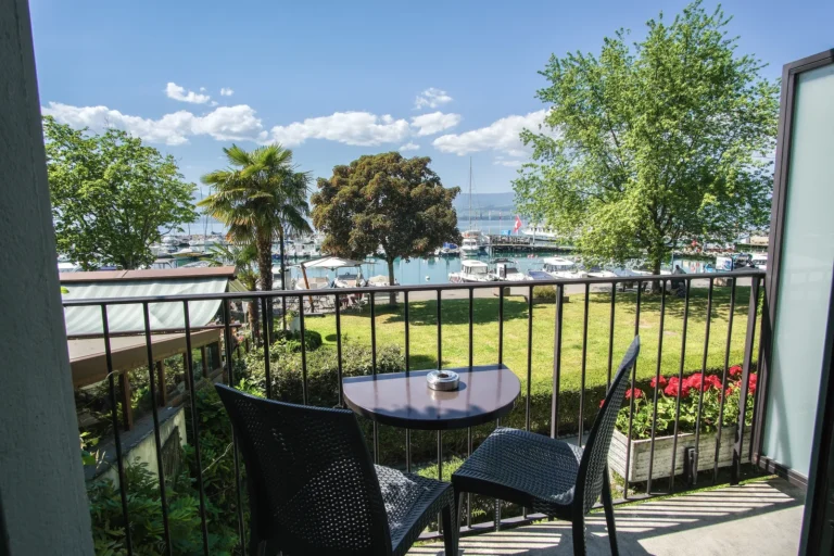 Vue sur le port d'Yvoire depuis le balcon privatif de la chambre