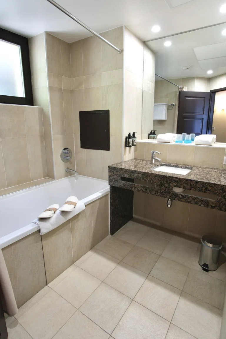 Chambre double balcon avec canapé et coin salon lumineux