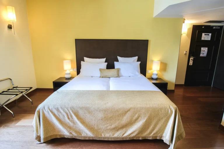 Chambre double côté lac avec grand lit et appliques