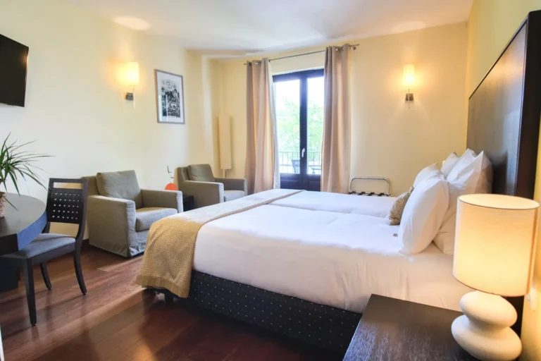 Chambre double côté lac avec fauteuils et lampe design