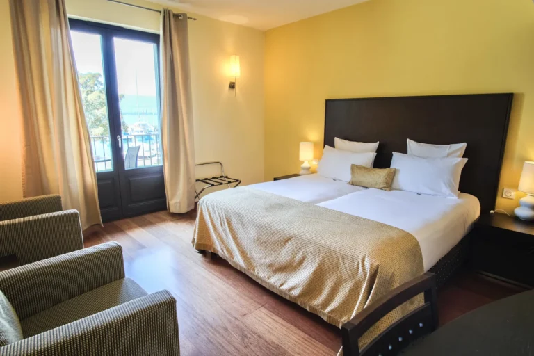 Chambre double côté lac avec fenêtre donnant sur le Léman