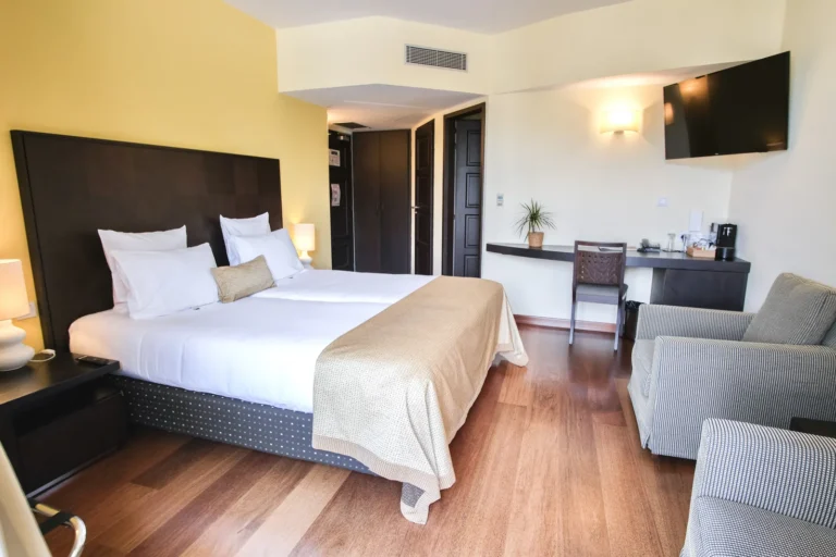 Chambre double côté lac avec coin bureau et fauteuil