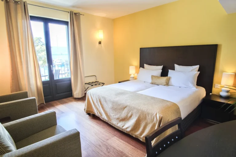 Chambre double côté lac avec porte-fenêtre donnant sur le Léman