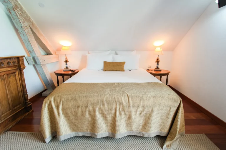 Lit double de la chambre familiale avec lampes de chevet