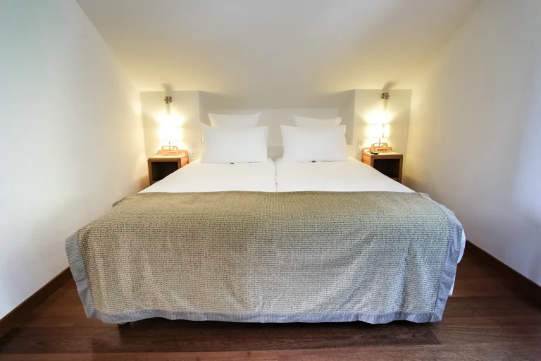 Espace nuit de la chambre familiale avec grand lit