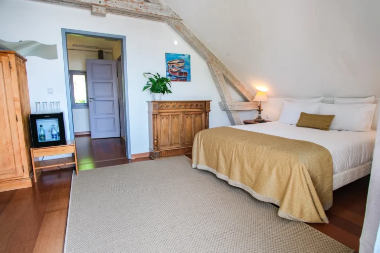 Chambre familiale avec lit double et commode ancienne