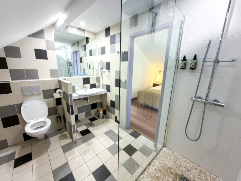Salle de bain avec douche à l'italienne de la chambre familiale