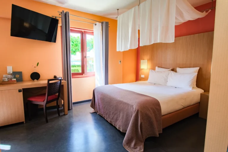 Chambre double Lac Jardin avec lit double et bureau à l'hôtel La Riviera Victoria à Yvoire
