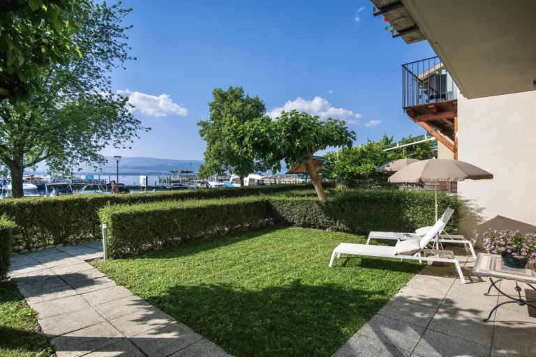 Jardin privatif avec bains de soleil face au lac Léman, chambre Lac Jardin