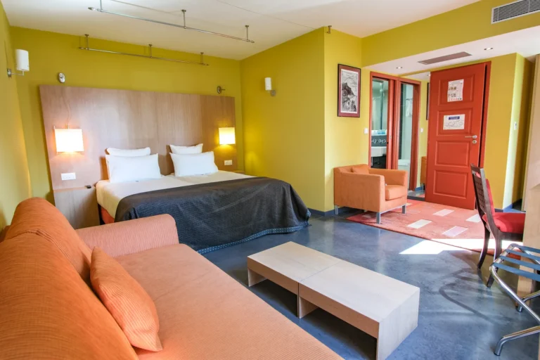 Chambre double Lac Jardin avec coin salon, décoration jaune et orange