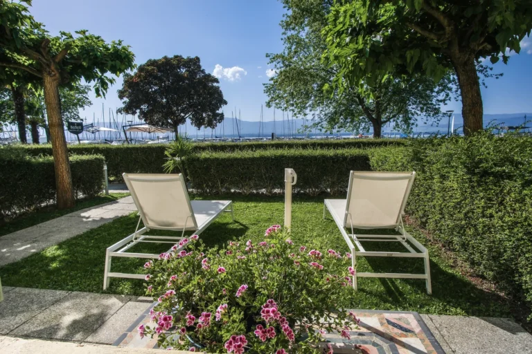 Transats dans le jardin privatif avec vue sur le port d'Yvoire