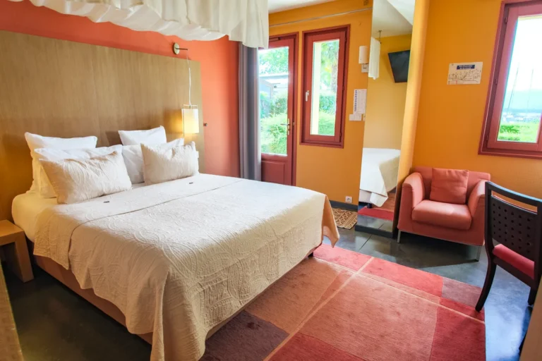 Chambre double Lac Jardin avec fauteuil et accès jardin
