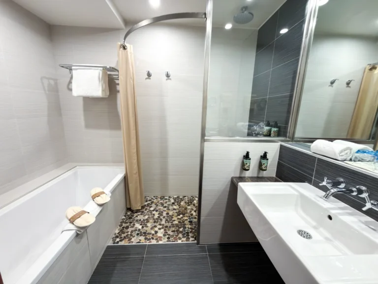 Salle de bain avec baignoire et double vasque, chambre Lac Jardin