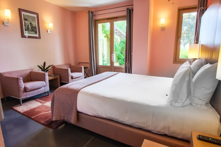 Chambre double Lac Jardin aux tons poudrés avec fauteuils