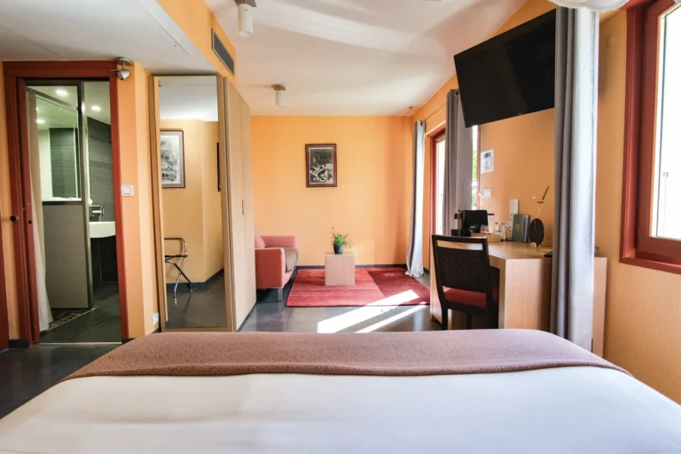 Chambre double Lac Jardin avec lit double et salle de bain attenante