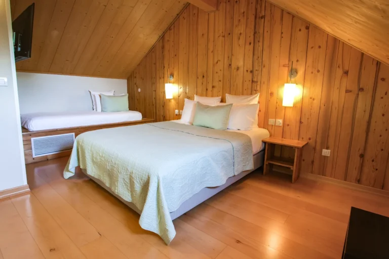Chambre mansardée en bois de la suite duplex, esprit chalet