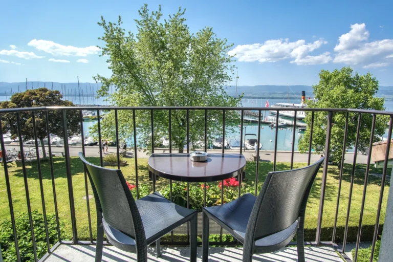 Vue sur le port d'Yvoire depuis le balcon de la suite duplex