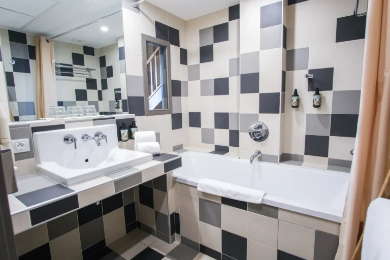Salle de bain en damier avec baignoire, suite duplex