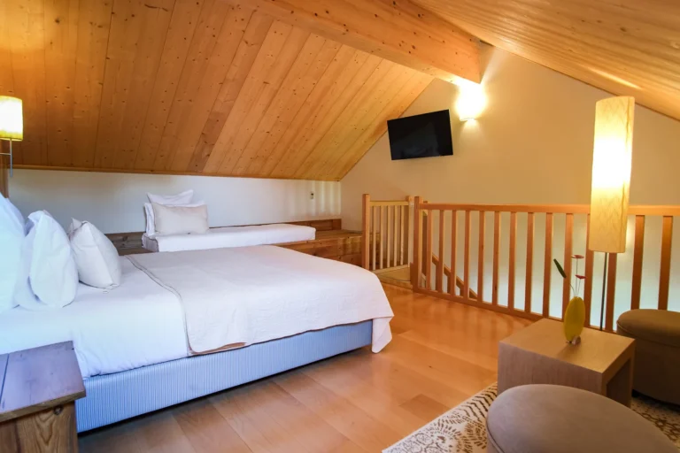 Espace nuit de la suite duplex avec télévision, décoration chalet