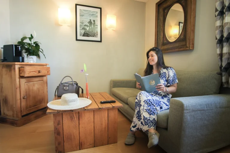 Coin salon chaleureux de la suite duplex avec canapé et mobilier en bois