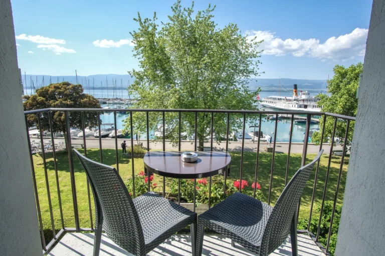 Balcon de la suite duplex avec vue sur le port d'Yvoire